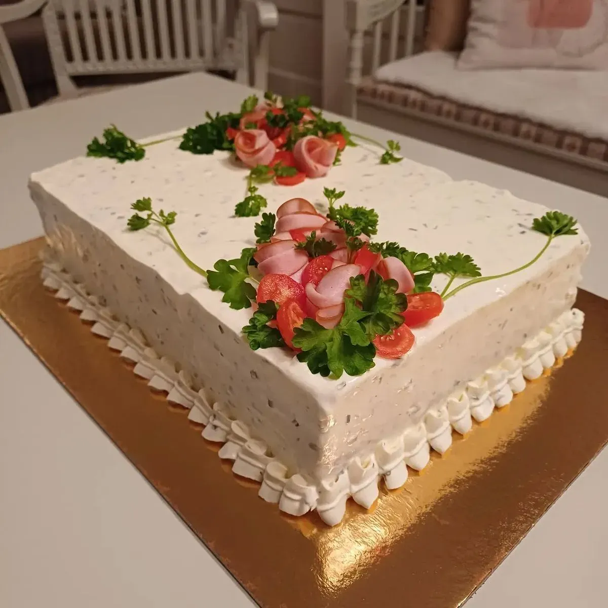 Kinkkuvoileipäkakku kinkkuruusuilla ja tomaatilla